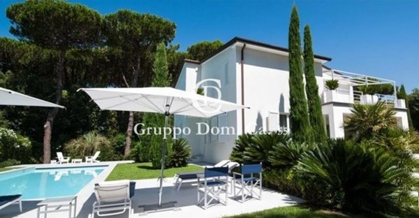 casa indipendente in vendita a Forte dei Marmi in zona Roma Imperiale