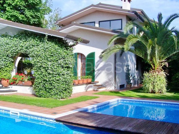 casa indipendente in vendita a Forte dei Marmi in zona Vaiana