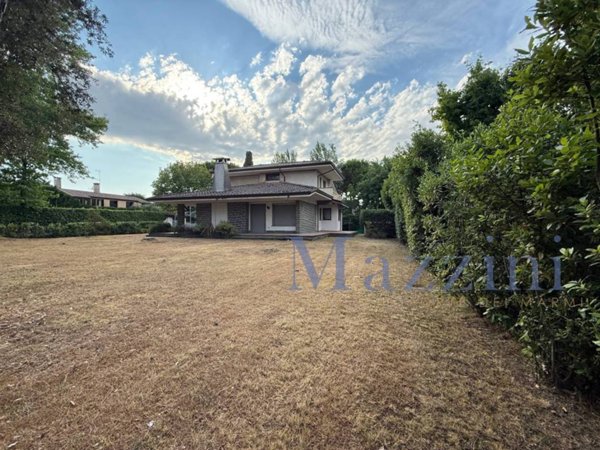 casa indipendente in vendita a Forte dei Marmi in zona Roma Imperiale