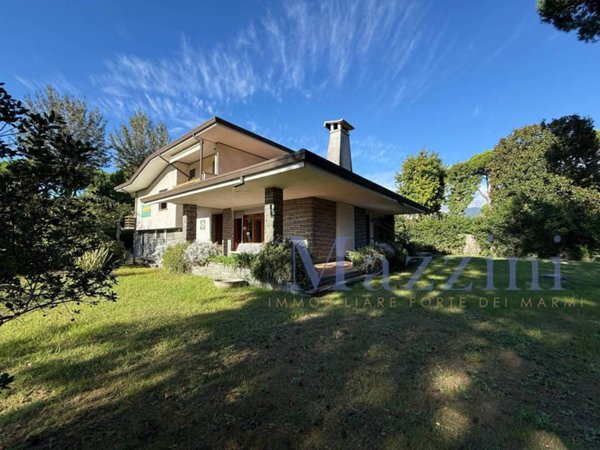 casa indipendente in vendita a Forte dei Marmi in zona Roma Imperiale