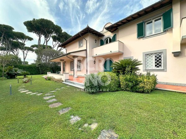 casa indipendente in vendita a Forte dei Marmi in zona Vittoria Apuana