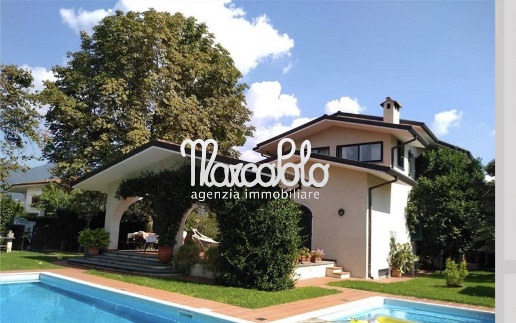 casa indipendente in vendita a Forte dei Marmi in zona Vaiana