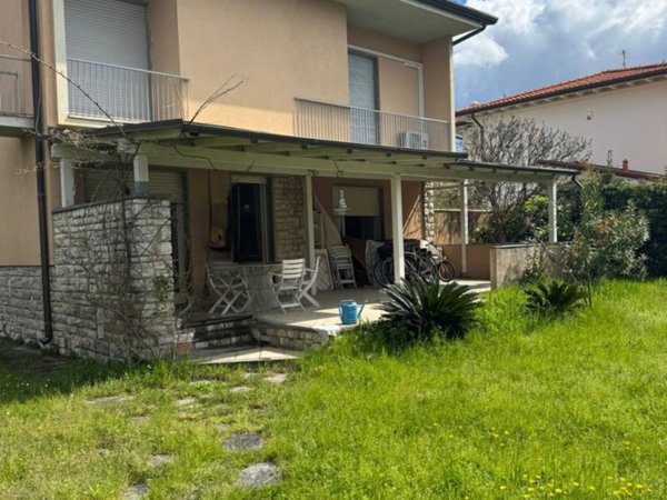 casa indipendente in vendita a Forte dei Marmi