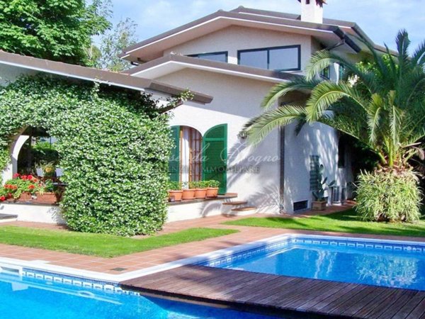 casa indipendente in vendita a Forte dei Marmi in zona Vaiana