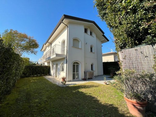 casa indipendente in vendita a Forte dei Marmi