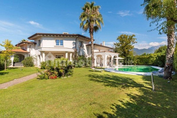 casa indipendente in vendita a Forte dei Marmi in zona Roma Imperiale