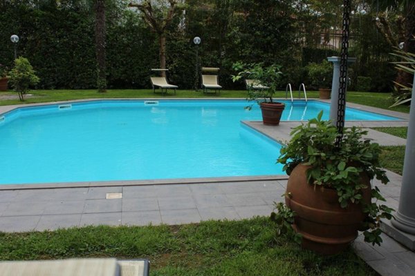 casa indipendente in vendita a Forte dei Marmi in zona Vittoria Apuana