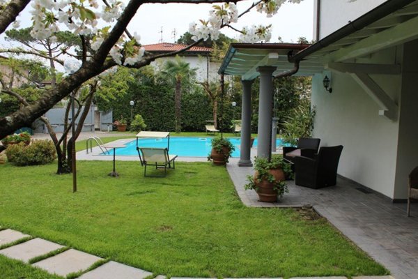 casa indipendente in vendita a Forte dei Marmi in zona Vittoria Apuana