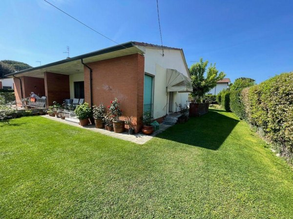 casa indipendente in vendita a Forte dei Marmi in zona Vittoria Apuana