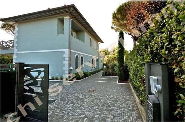 casa indipendente in vendita a Forte dei Marmi in zona Vittoria Apuana