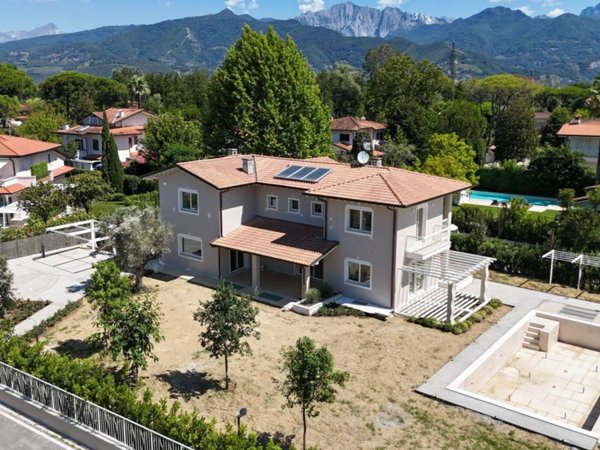 casa indipendente in vendita a Forte dei Marmi in zona Roma Imperiale