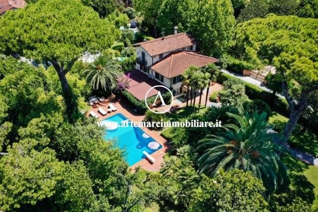 casa indipendente in vendita a Forte dei Marmi in zona Roma Imperiale