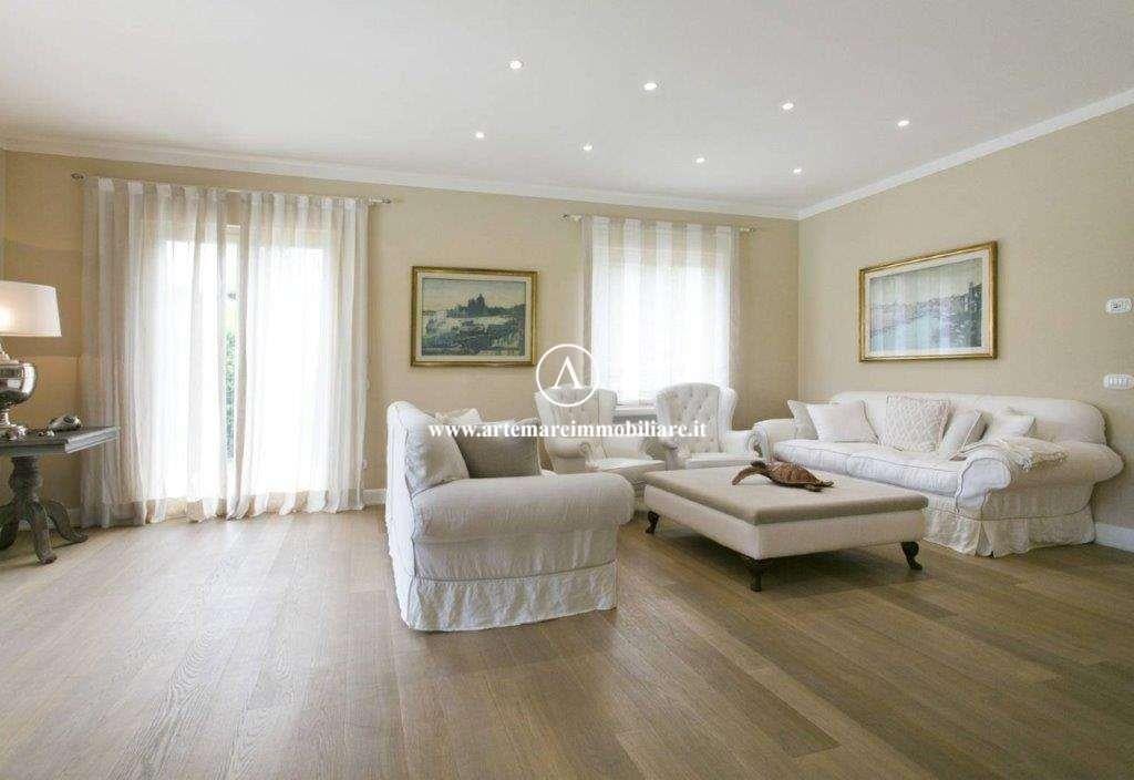casa indipendente in vendita a Forte dei Marmi