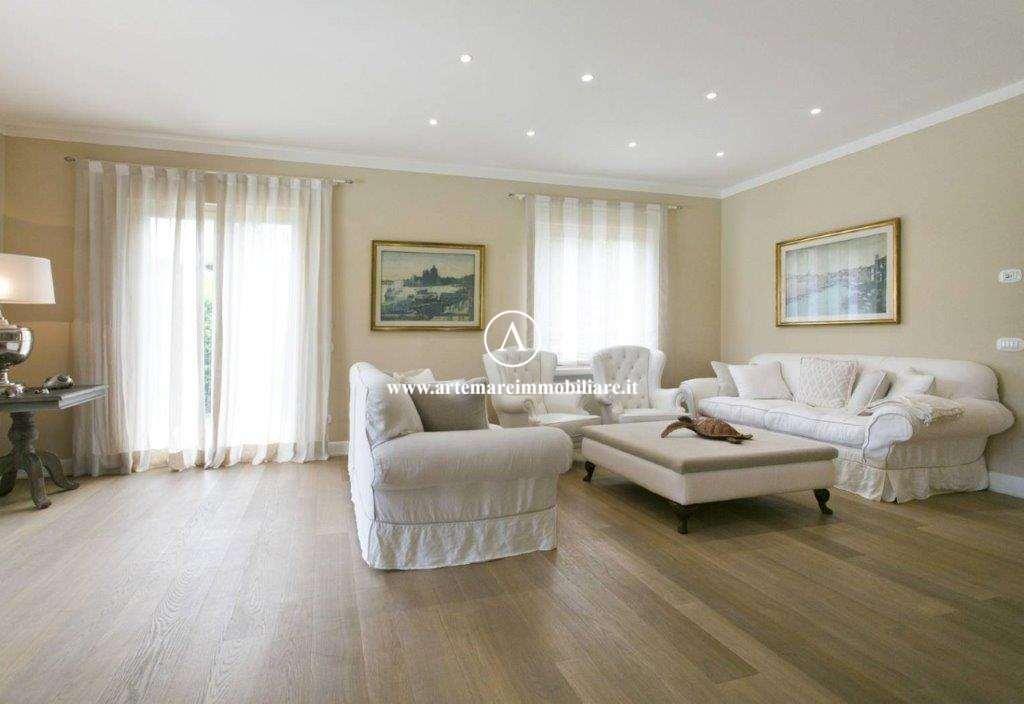 casa indipendente in vendita a Forte dei Marmi