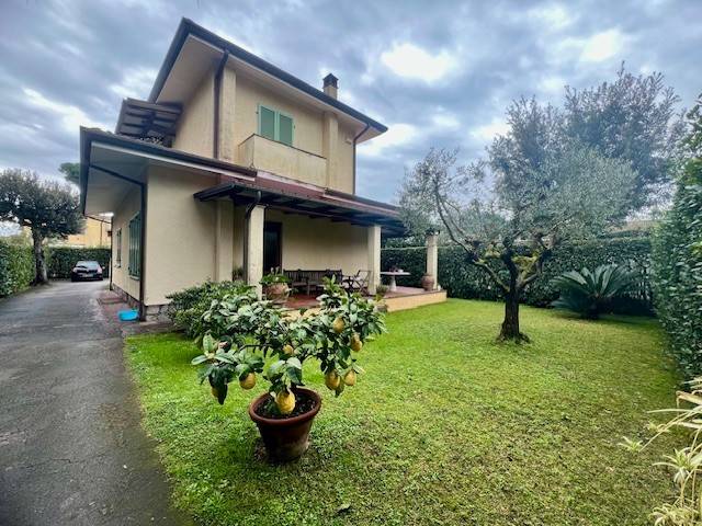 casa indipendente in vendita a Forte dei Marmi in zona Vittoria Apuana