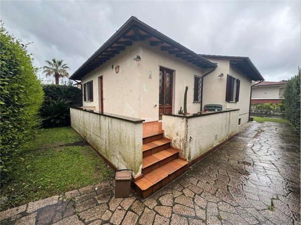 casa indipendente in vendita a Forte dei Marmi in zona Vaiana