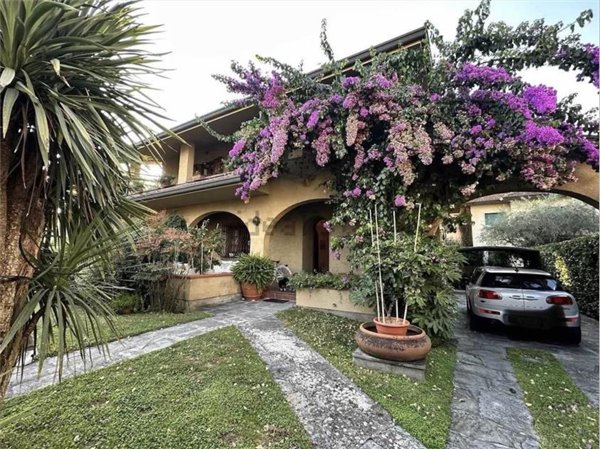 casa indipendente in vendita a Forte dei Marmi in zona Vittoria Apuana