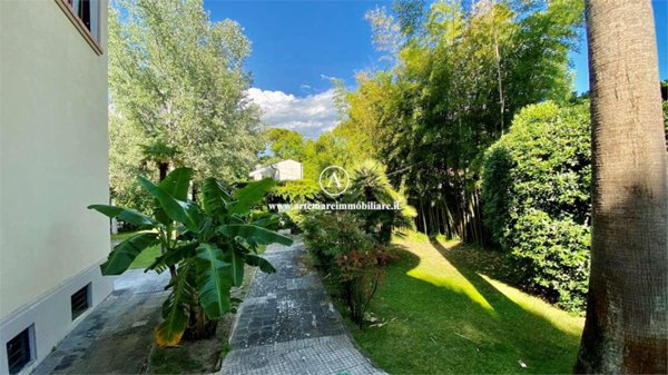 casa indipendente in vendita a Forte dei Marmi in zona Roma Imperiale