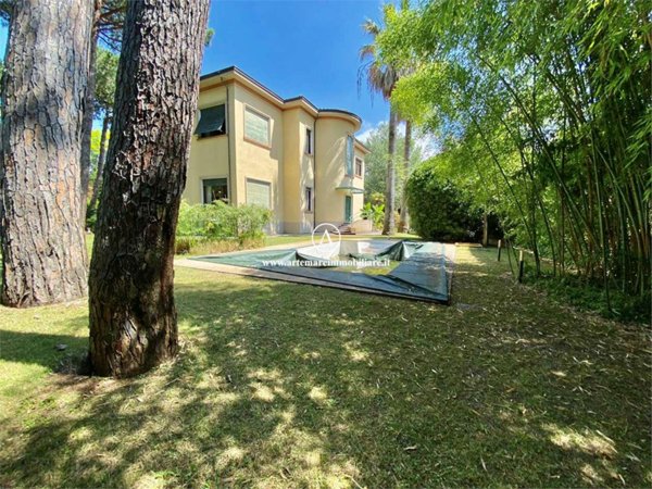 casa indipendente in vendita a Forte dei Marmi in zona Roma Imperiale