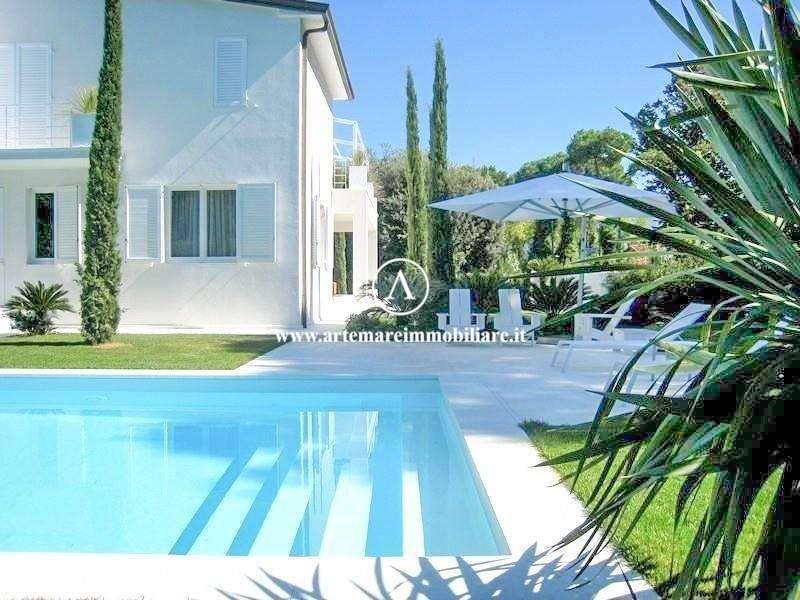casa indipendente in vendita a Forte dei Marmi in zona Roma Imperiale