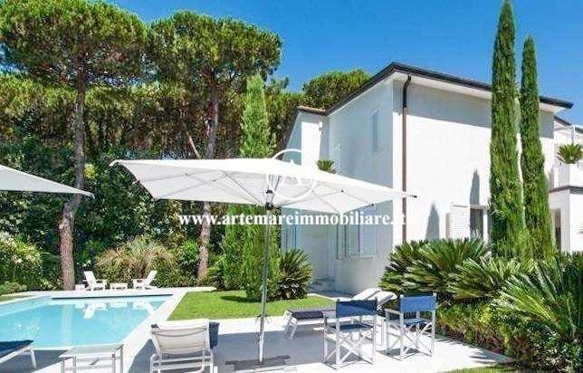 casa indipendente in vendita a Forte dei Marmi in zona Roma Imperiale