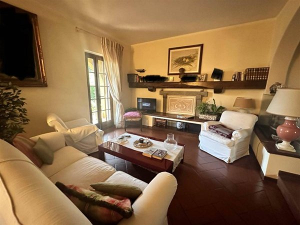 casa indipendente in vendita a Forte dei Marmi in zona Vittoria Apuana
