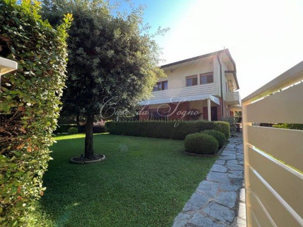 casa indipendente in vendita a Forte dei Marmi in zona Vittoria Apuana