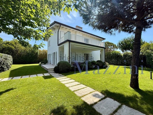 casa indipendente in vendita a Forte dei Marmi in zona Vittoria Apuana