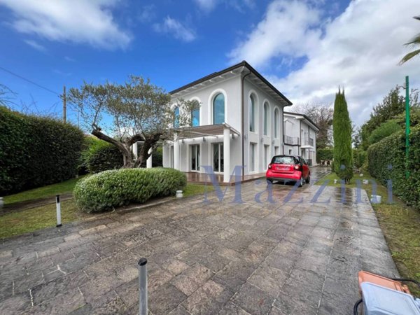 casa indipendente in vendita a Forte dei Marmi in zona Vittoria Apuana
