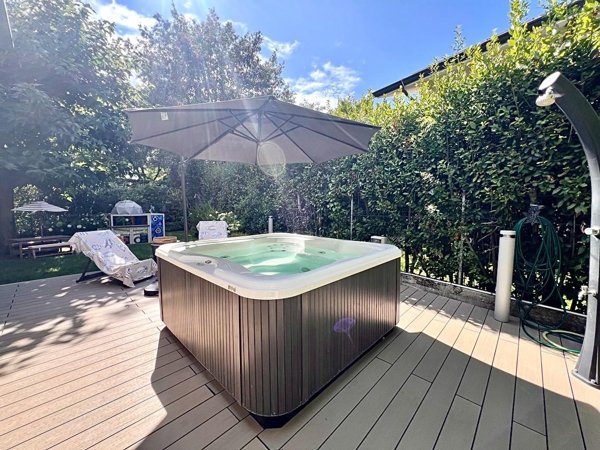casa indipendente in vendita a Forte dei Marmi in zona Vittoria Apuana