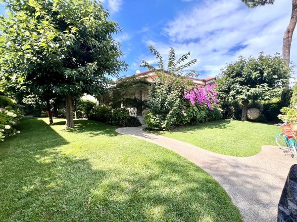 casa indipendente in vendita a Forte dei Marmi in zona Vittoria Apuana