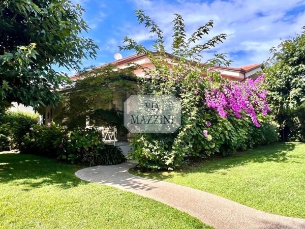 casa indipendente in vendita a Forte dei Marmi in zona Vittoria Apuana