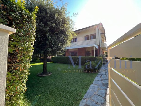 casa indipendente in vendita a Forte dei Marmi in zona Vittoria Apuana