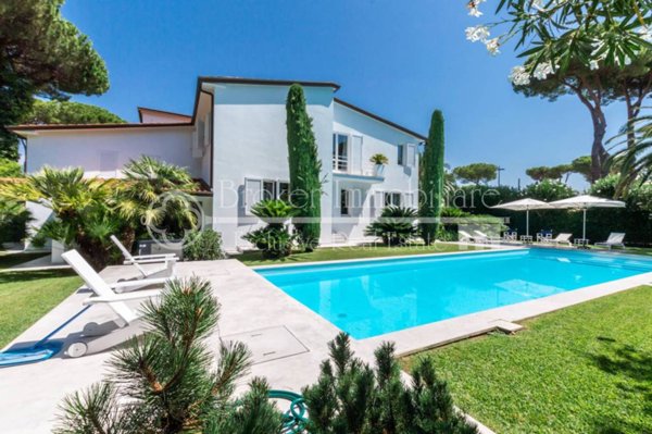 casa indipendente in vendita a Forte dei Marmi in zona Roma Imperiale