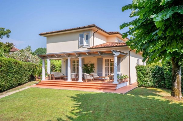 casa indipendente in vendita a Forte dei Marmi in zona Vittoria Apuana