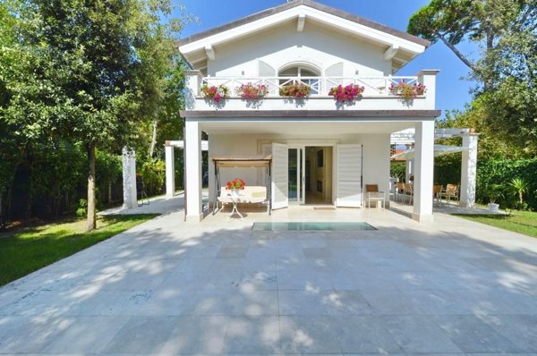 casa indipendente in vendita a Forte dei Marmi in zona Roma Imperiale