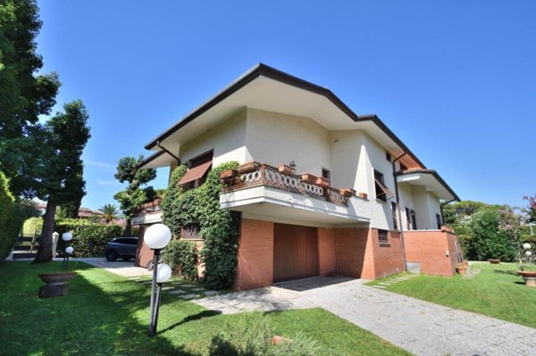 casa indipendente in vendita a Forte dei Marmi in zona Roma Imperiale