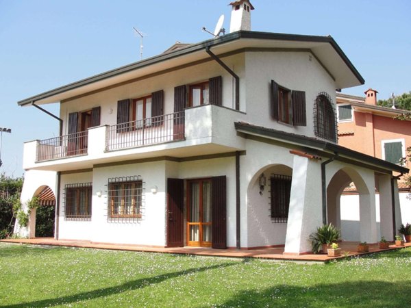 casa indipendente in vendita a Forte dei Marmi in zona Roma Imperiale
