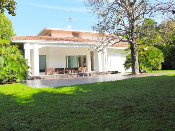 casa indipendente in vendita a Forte dei Marmi in zona Vittoria Apuana