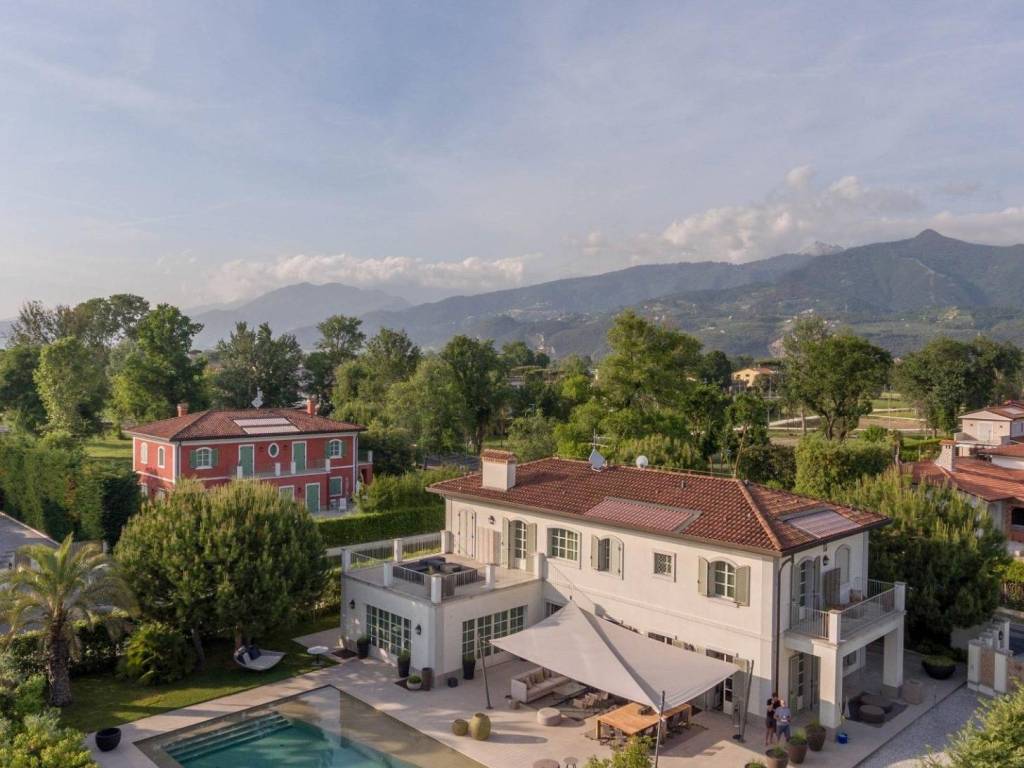 casa indipendente in vendita a Forte dei Marmi in zona Vittoria Apuana