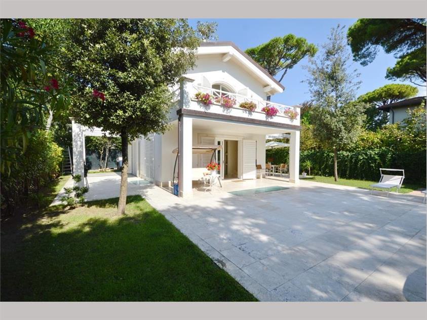 casa indipendente in vendita a Forte dei Marmi in zona Roma Imperiale