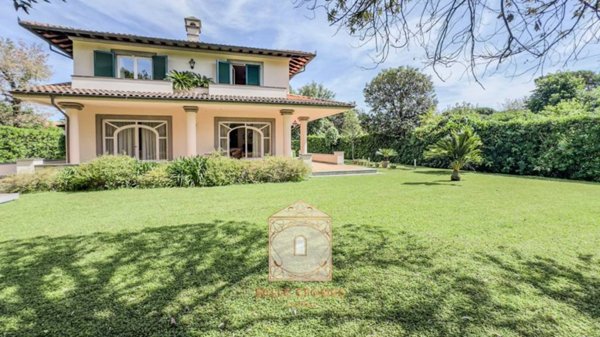 casa indipendente in vendita a Forte dei Marmi in zona Vittoria Apuana