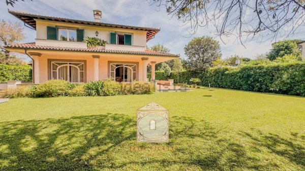 casa indipendente in vendita a Forte dei Marmi in zona Vittoria Apuana