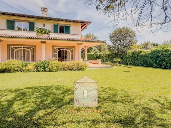 casa indipendente in vendita a Forte dei Marmi in zona Vittoria Apuana