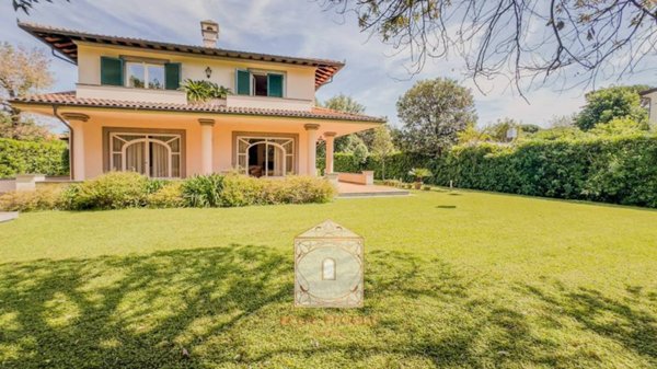 casa indipendente in vendita a Forte dei Marmi in zona Vittoria Apuana