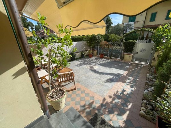 casa indipendente in vendita a Forte dei Marmi in zona Vittoria Apuana