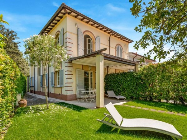 casa indipendente in vendita a Forte dei Marmi in zona Vittoria Apuana