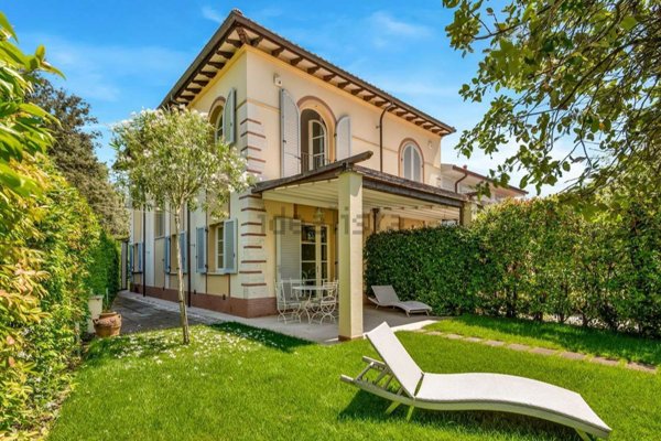 casa indipendente in vendita a Forte dei Marmi in zona Vittoria Apuana