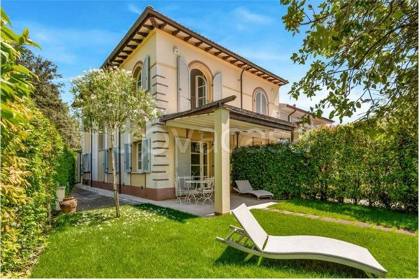 casa indipendente in vendita a Forte dei Marmi in zona Vittoria Apuana