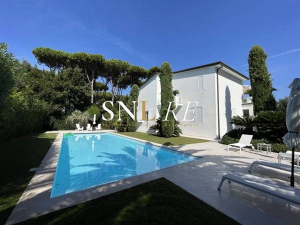 casa indipendente in vendita a Forte dei Marmi in zona Roma Imperiale